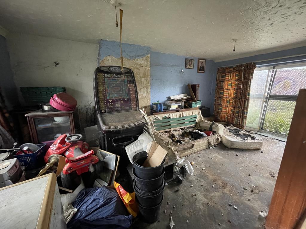 Lot: 60 - SEMI-DETACHED HOUSE FOR REFURBISHMENT - 