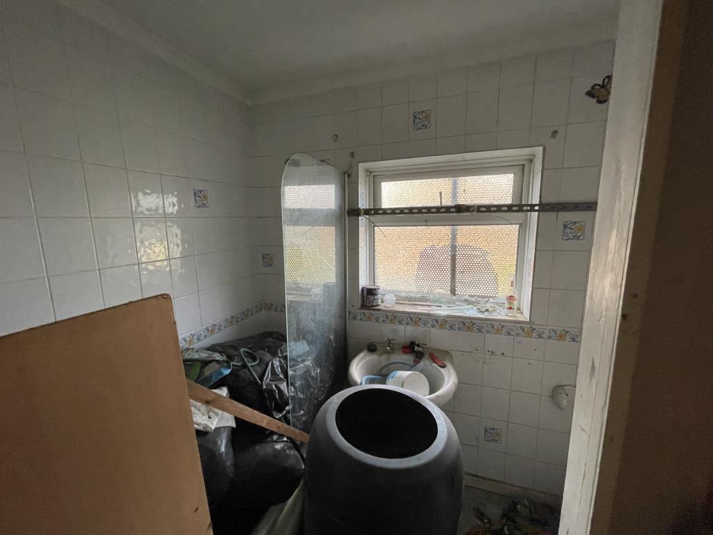 Lot: 60 - SEMI-DETACHED HOUSE FOR REFURBISHMENT - 