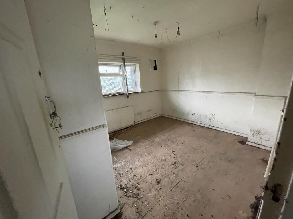 Lot: 60 - SEMI-DETACHED HOUSE FOR REFURBISHMENT - 