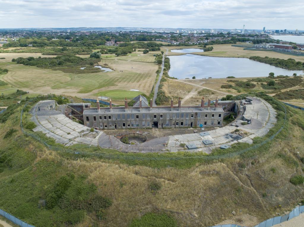 Lot: 59 - VICTORIAN FORT OVERLOOKING THE SOLENT WITH PLANNING FOR RESIDENTIAL CONVERSION -