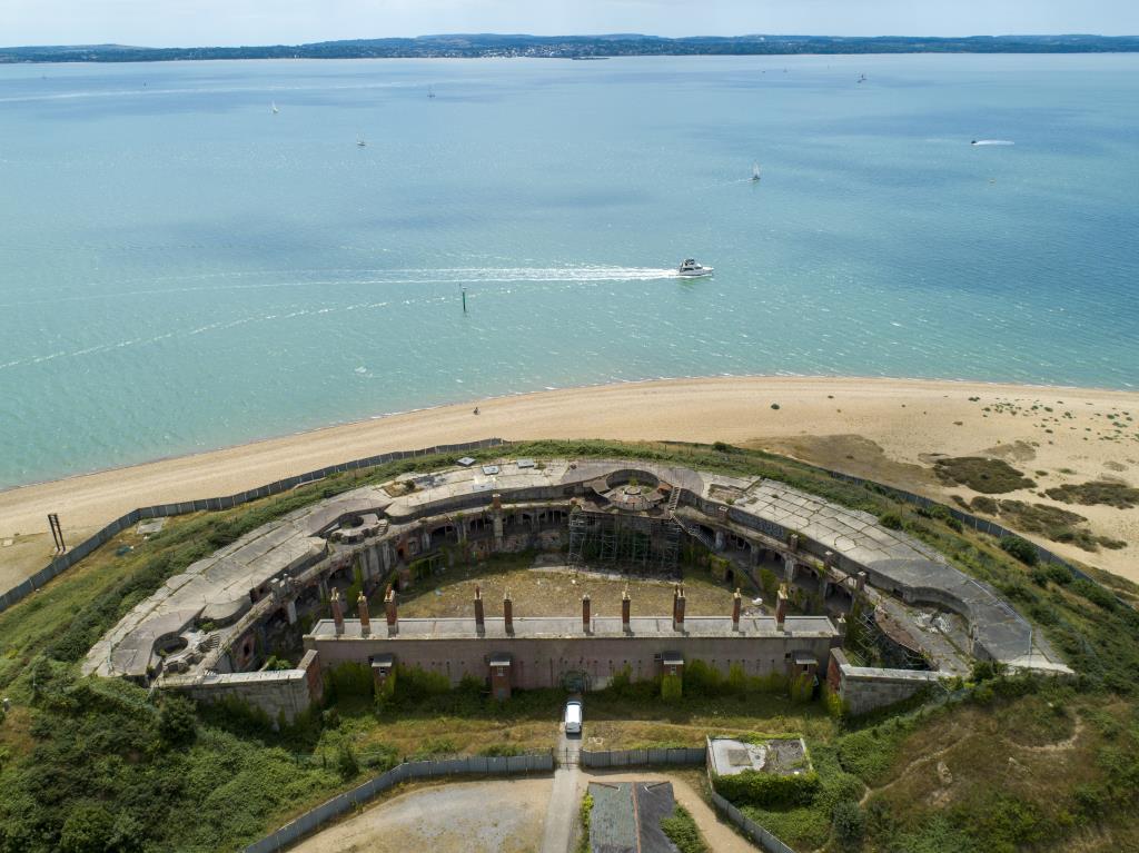 Lot: 59 - VICTORIAN FORT OVERLOOKING THE SOLENT WITH PLANNING FOR RESIDENTIAL CONVERSION -