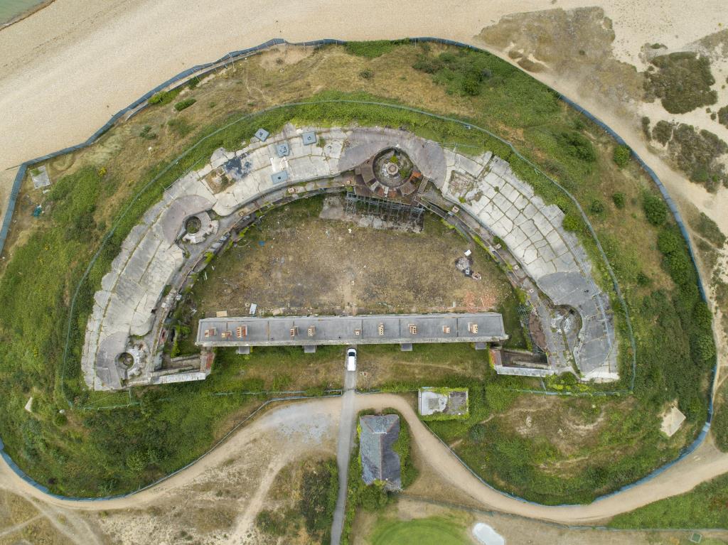Lot: 59 - VICTORIAN FORT OVERLOOKING THE SOLENT WITH PLANNING FOR RESIDENTIAL CONVERSION -