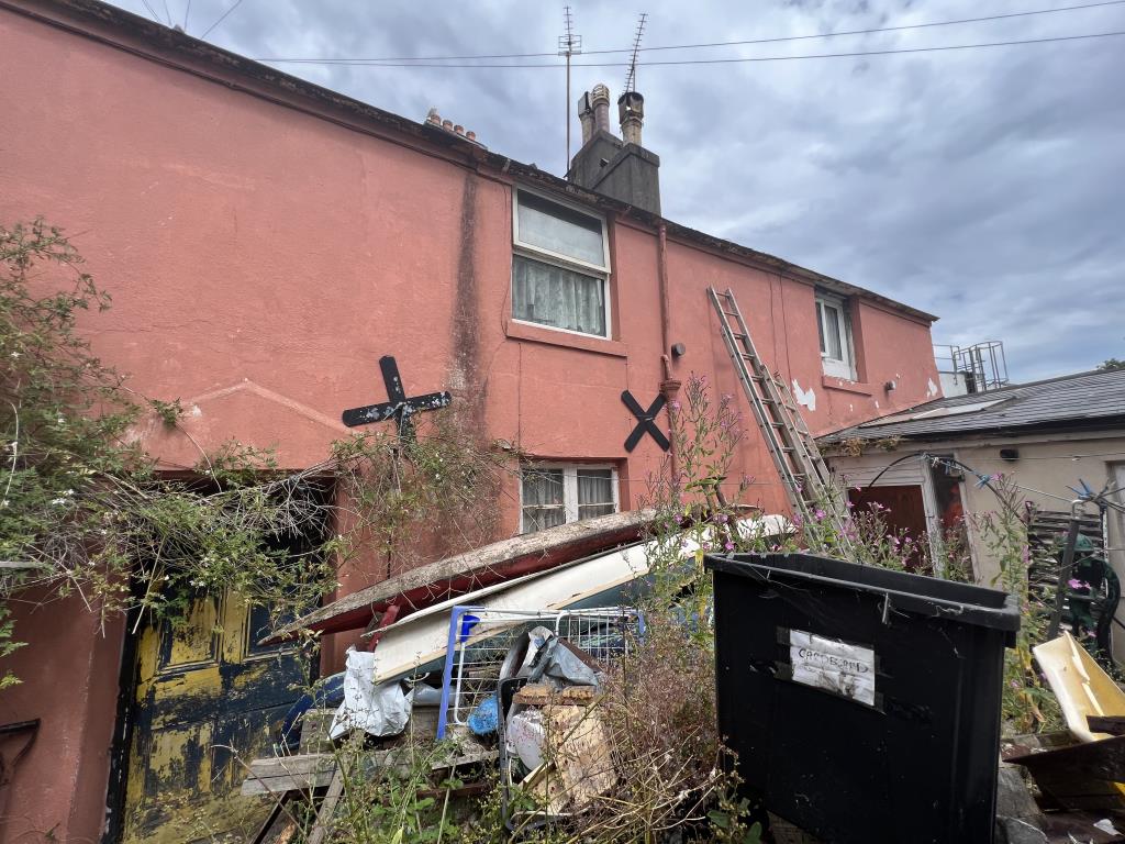 Lot: 152 - DETACHED COTTAGE FOR REFURBISHMENT WITH GARAGE - 