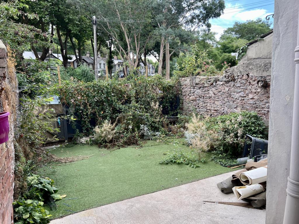 Lot: 142 - FREEHOLD INVESTMENT WITH TWO VACANT FLATS FOR UPDATING -