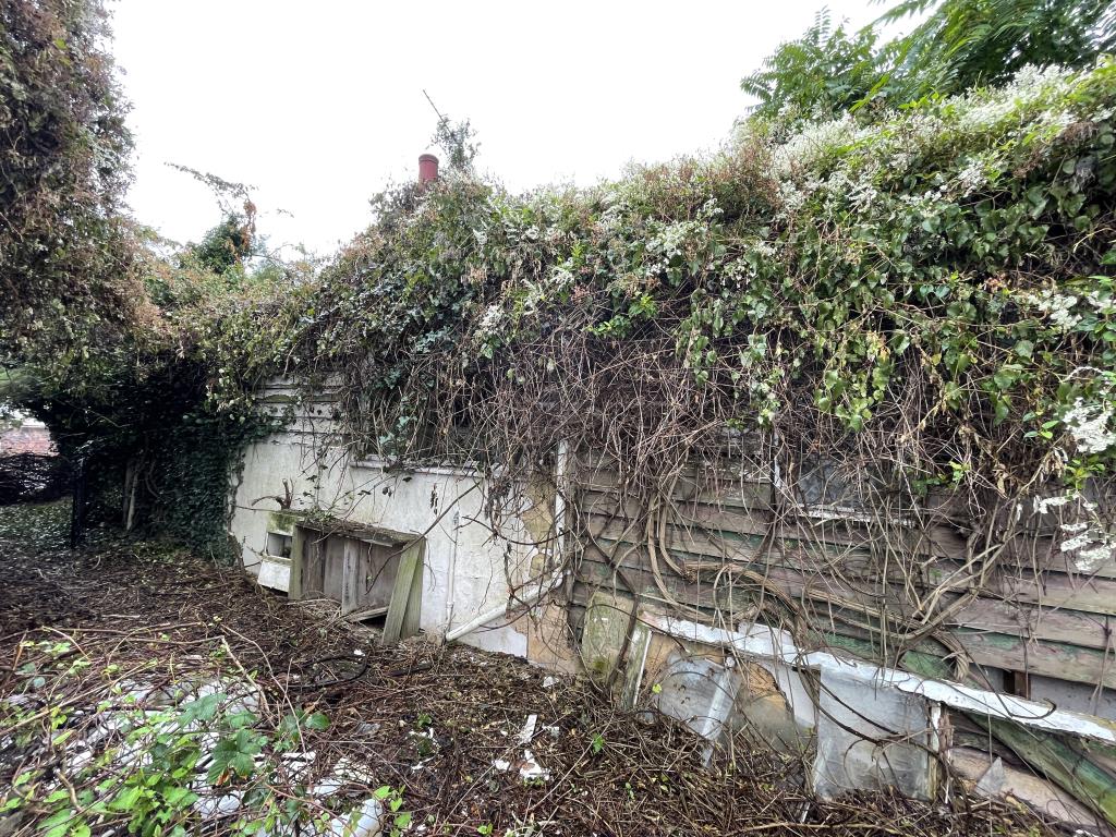 Lot: 33 - DILAPIDATED BUNGALOW WITH POTENTIAL - 