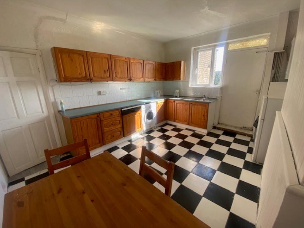 Lot: 68 - FREEHOLD COMMERCIAL INVESTMENT AND VACANT TWO-BEDROOM MAISONETTE - 