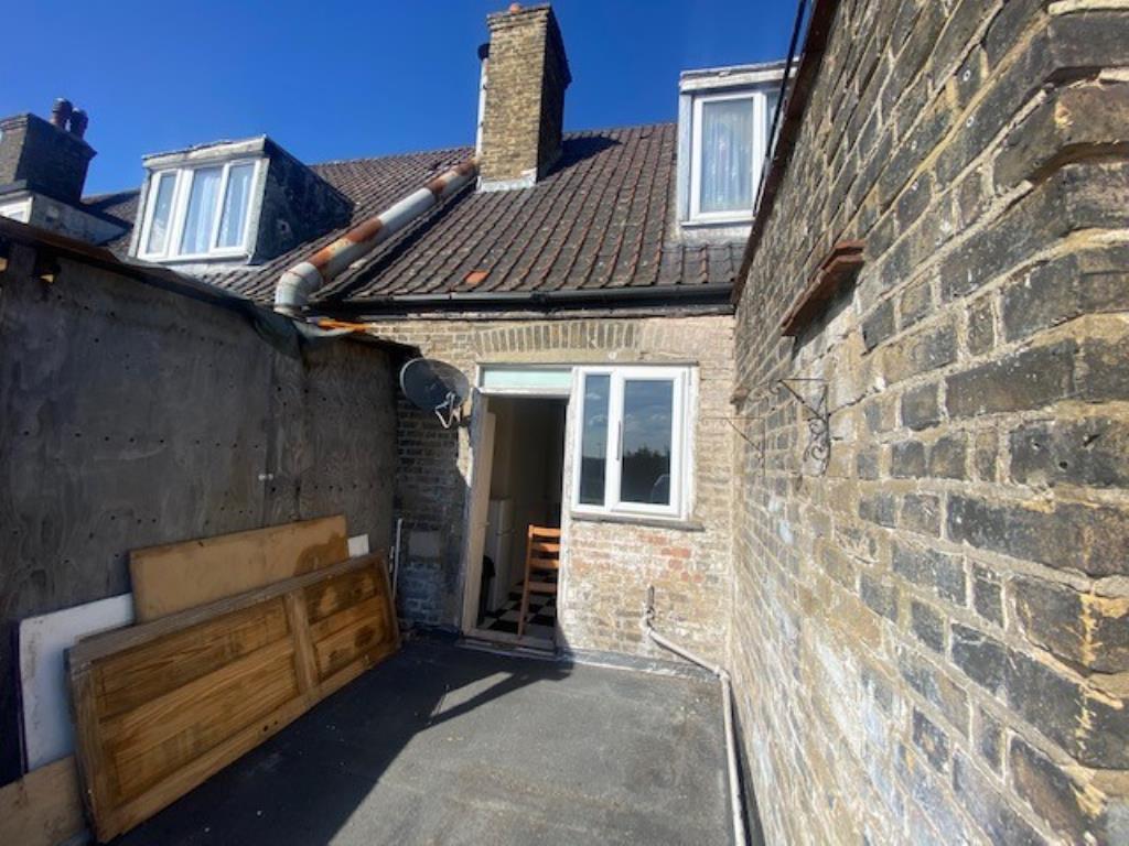 Lot: 68 - FREEHOLD COMMERCIAL INVESTMENT AND VACANT TWO-BEDROOM MAISONETTE - 