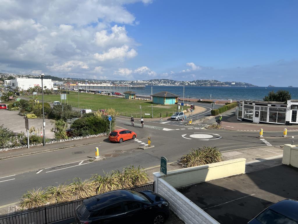 Lot: 39 - SPACIOUS APARTMENT WITH POTENTIAL FOR SUB-DIVISION WITH EXTENSIVE SEA VIEWS -