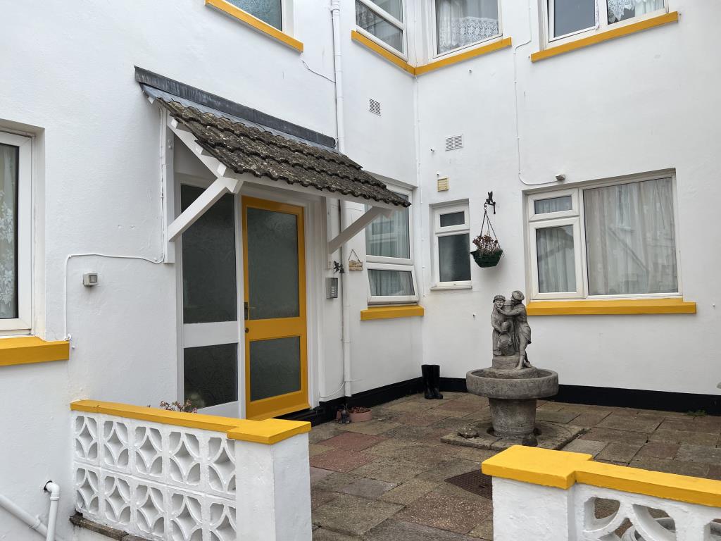Lot: 39 - SPACIOUS APARTMENT WITH POTENTIAL FOR SUB-DIVISION WITH EXTENSIVE SEA VIEWS -