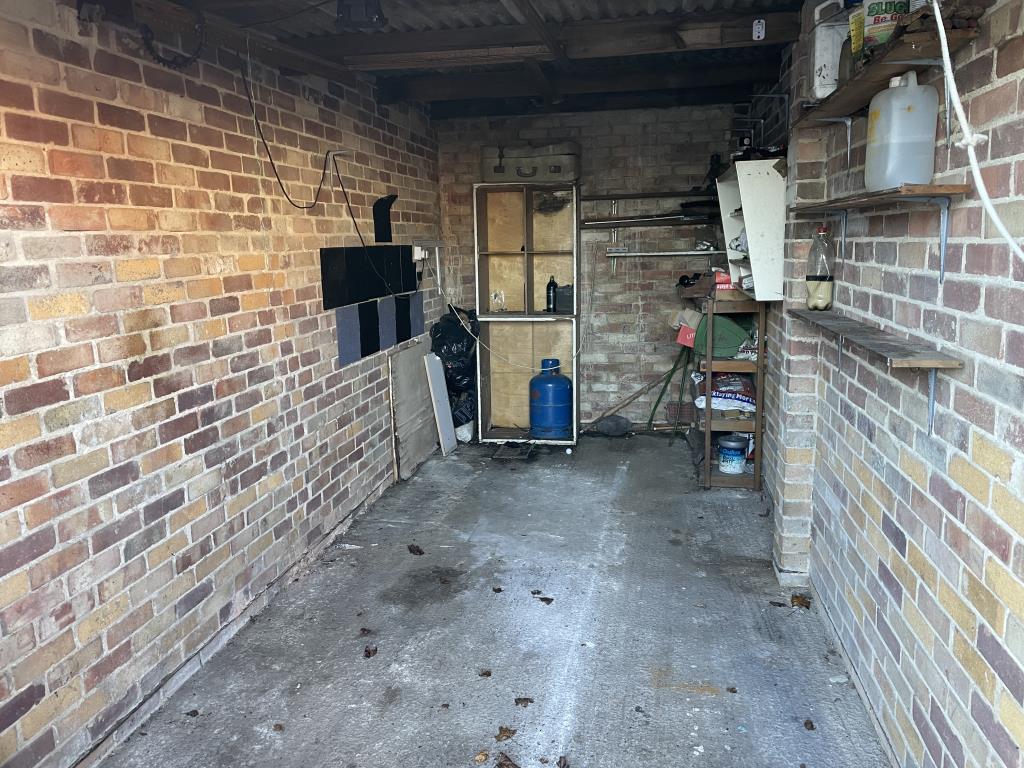 Lot: 134 - VACANT GARAGE FOR INVESTMENT OR PRIVATE USE - internal image of lock up garage in south london