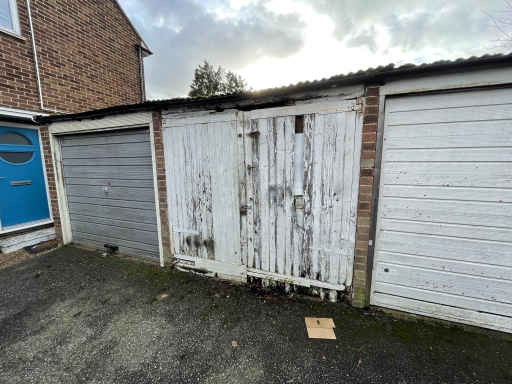 Lot: 134 - VACANT GARAGE FOR INVESTMENT OR PRIVATE USE - freehold lock up garge in south london