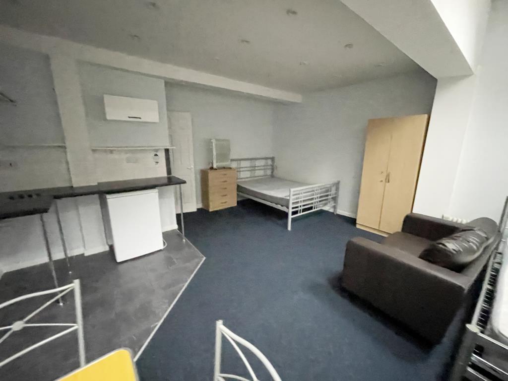 Lot: 140 - FREEHOLD BUILDING WITH POTENTIAL FOR REDEVELOPMENT - Internal image of Flat A