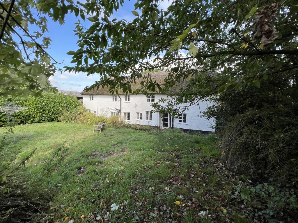 Lot: 117 - CHARACTER DETACHED COTTAGE FOR UPDATING WITH PARKING AND GARDENS -