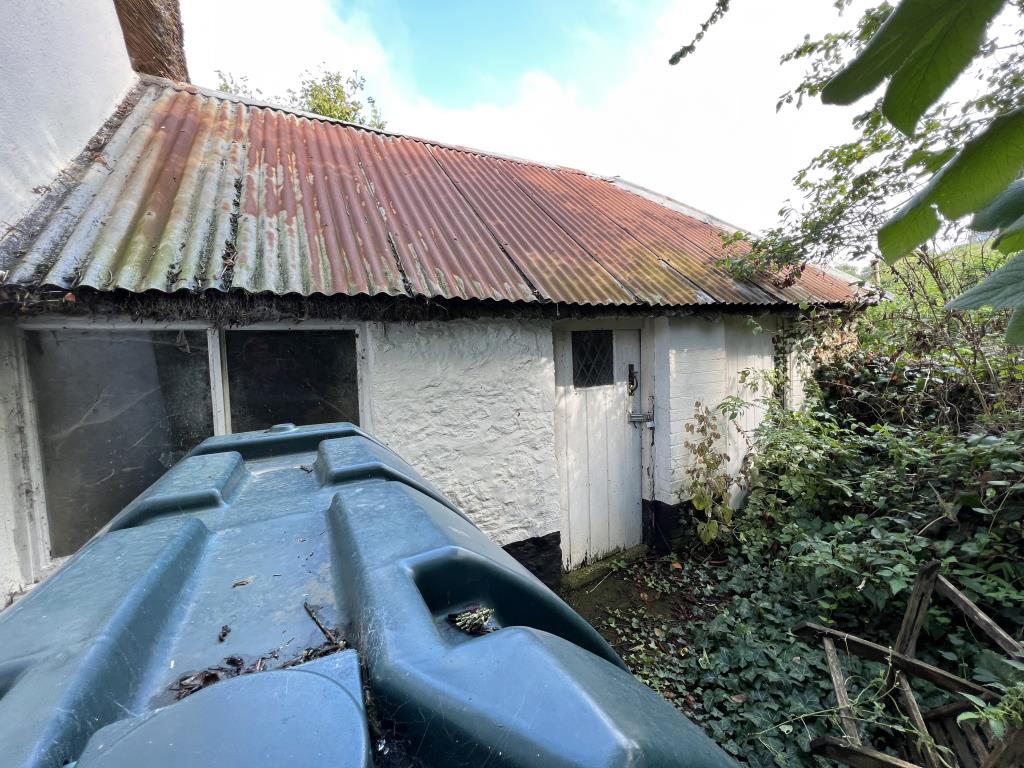 Lot: 117 - CHARACTER DETACHED COTTAGE FOR UPDATING WITH PARKING AND GARDENS - 