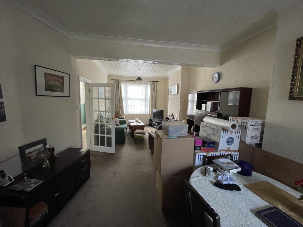 Lot: 141 - PERIOD PROPERTY WITH PART FLYING FREEHOLD, POTENTIAL FOR CONVERSION - Lounge image of investment property in Bromley