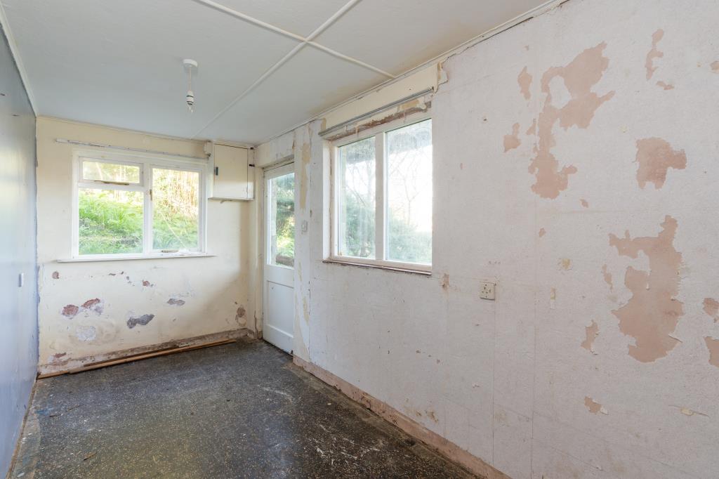 Lot: 132 - DETACHED RESIDENCE ON GOOD SIZED PLOT WITH POTENTIAL -