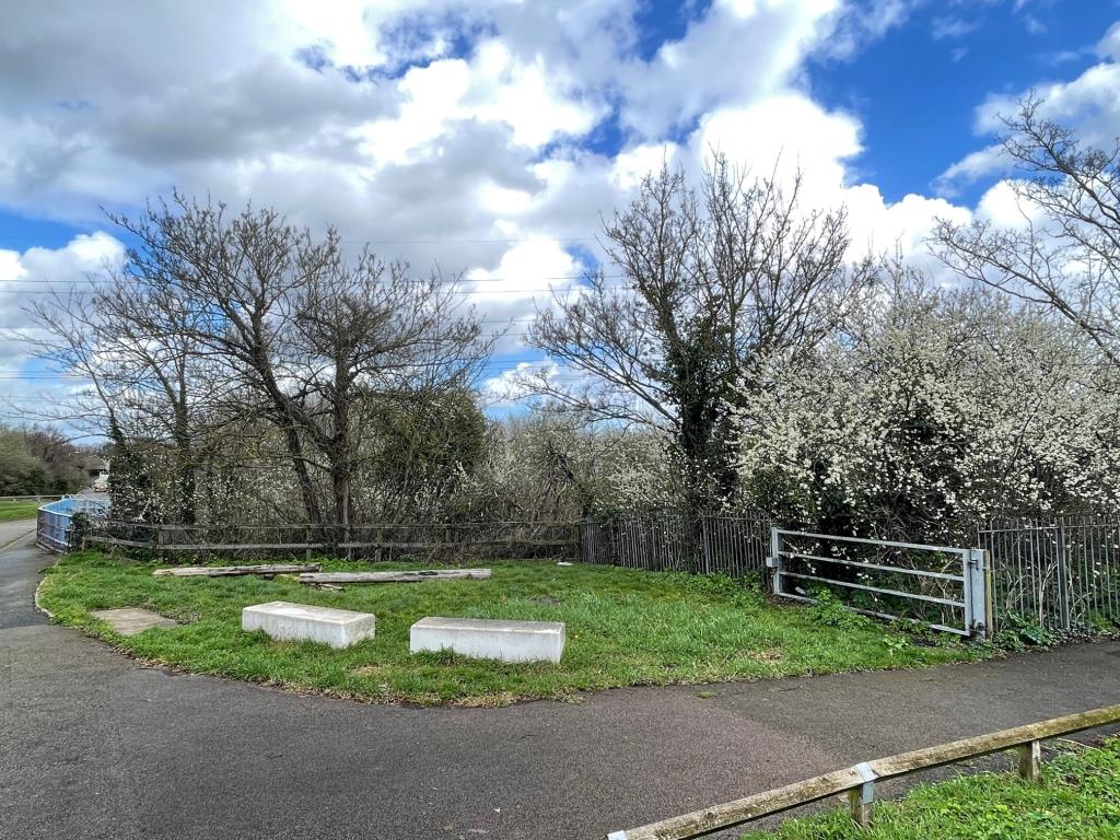 Lot: 130 - FREEHOLD PARCEL OF LAND - Gate on to the land on the southern side of the river