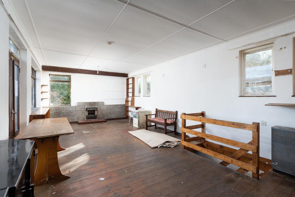 Lot: 73 - DETACHED RESIDENCE ON GOOD SIZED PLOT WITH POTENTIAL -