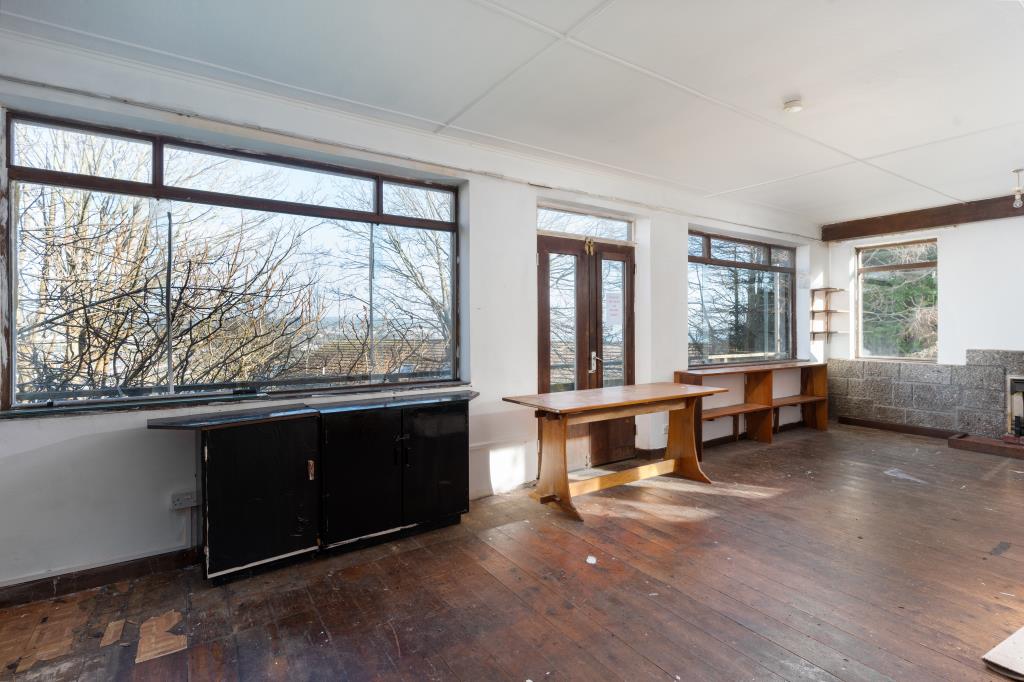 Lot: 73 - DETACHED RESIDENCE ON GOOD SIZED PLOT WITH POTENTIAL -