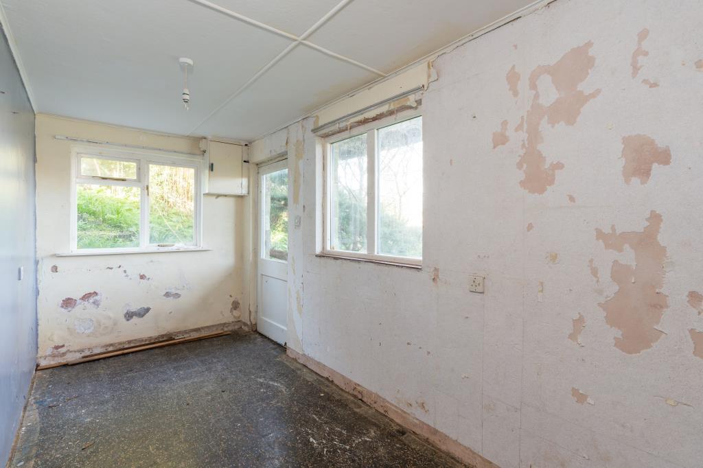 Lot: 73 - DETACHED RESIDENCE ON GOOD SIZED PLOT WITH POTENTIAL -