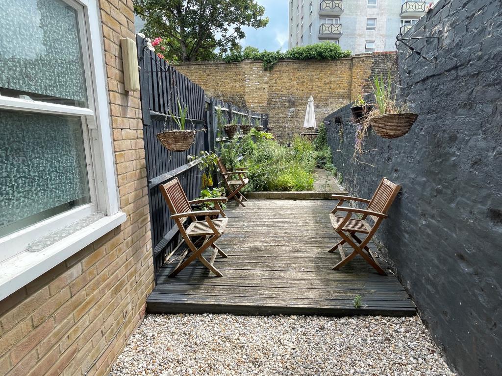 Lot: 118 - WELL PRESENTED FLAT WITH GARDEN - Garden with decking