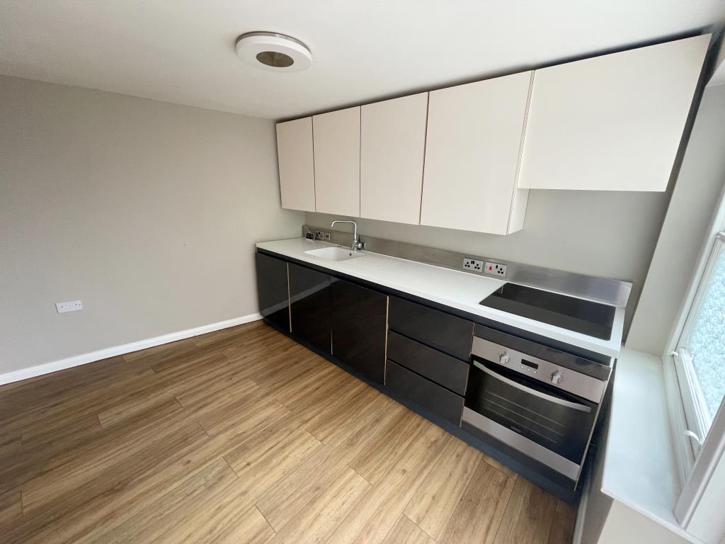 Lot: 118 - WELL PRESENTED FLAT WITH GARDEN - Modern kitchen with fitted units