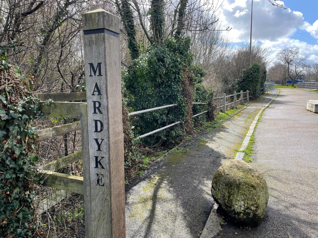 Lot: 62 - FREEHOLD PARCEL OF LAND - Road and Mardyke River signage