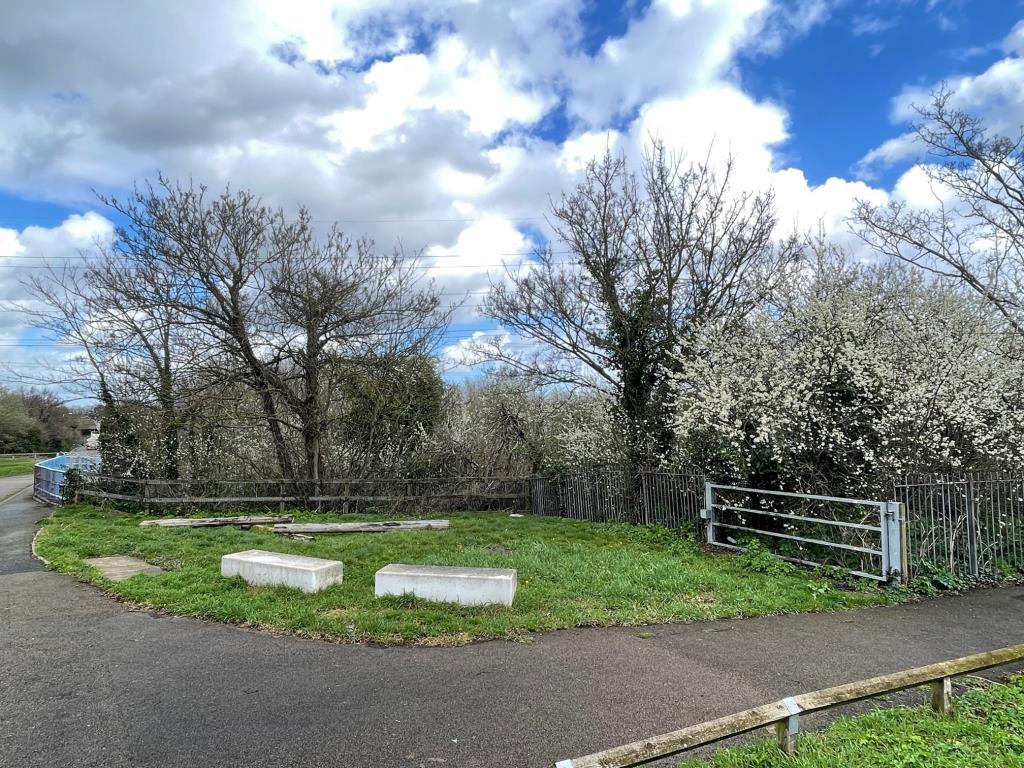 Lot: 62 - FREEHOLD PARCEL OF LAND - Gate on to the land south of the Mardyke