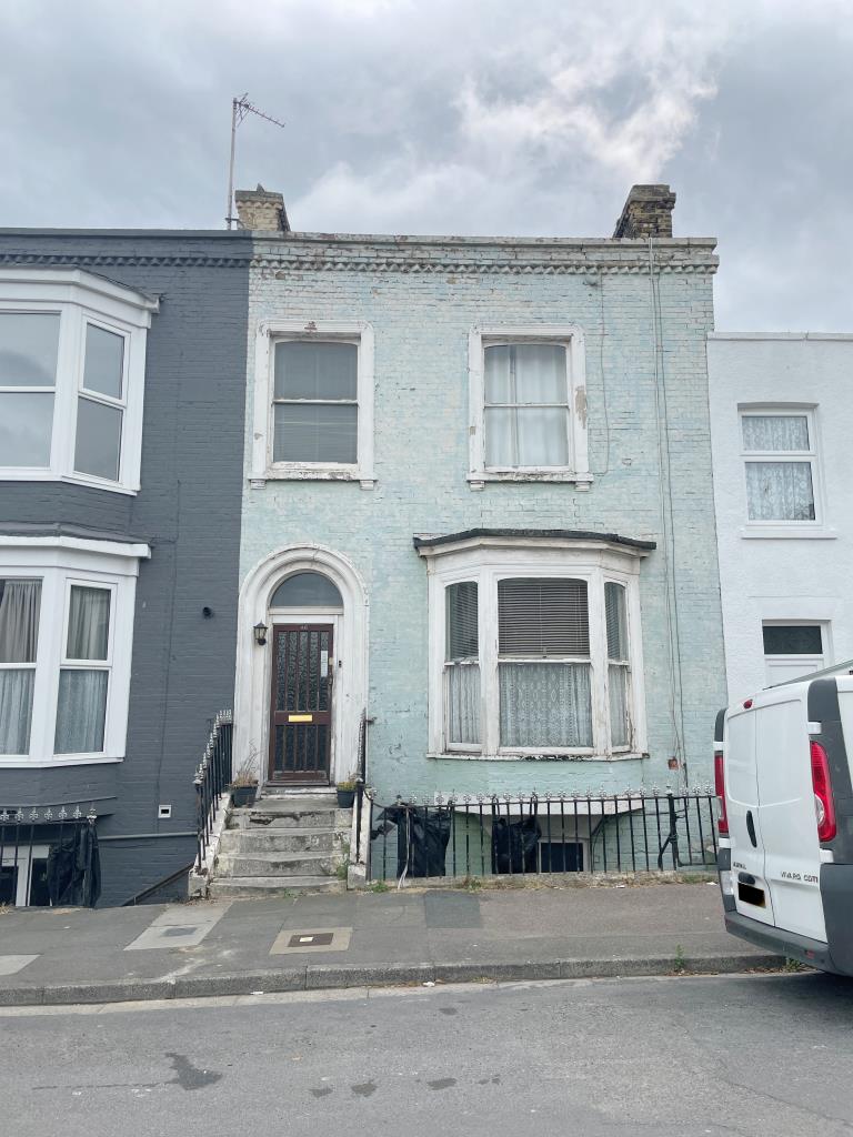 Lot: 57 - MID-TERRACE THREE STOREY PROPERTY - Three storey mid-terrace house with bay window