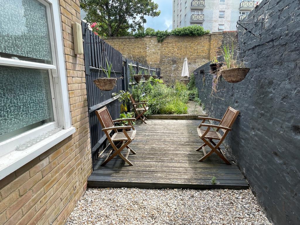 Lot: 179 - WELL PRESENTED FLAT WITH GARDEN - Garden with decking