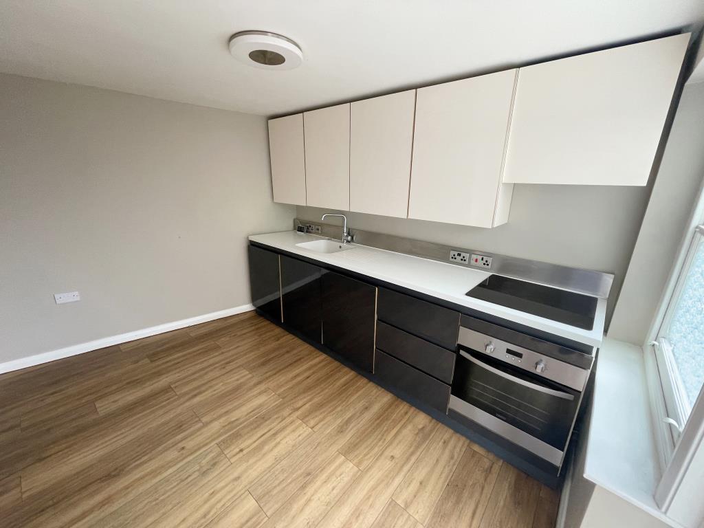 Lot: 179 - WELL PRESENTED FLAT WITH GARDEN - Modern kitchen with fitted units