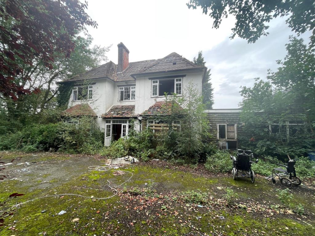 Lot: 22 - FORMER CAREHOME WITH PLANNING FOR SEVEN FLATS & ADDITIONAL DWELLING IN GROUNDS OF 7.5 ACRES - Northdwon front