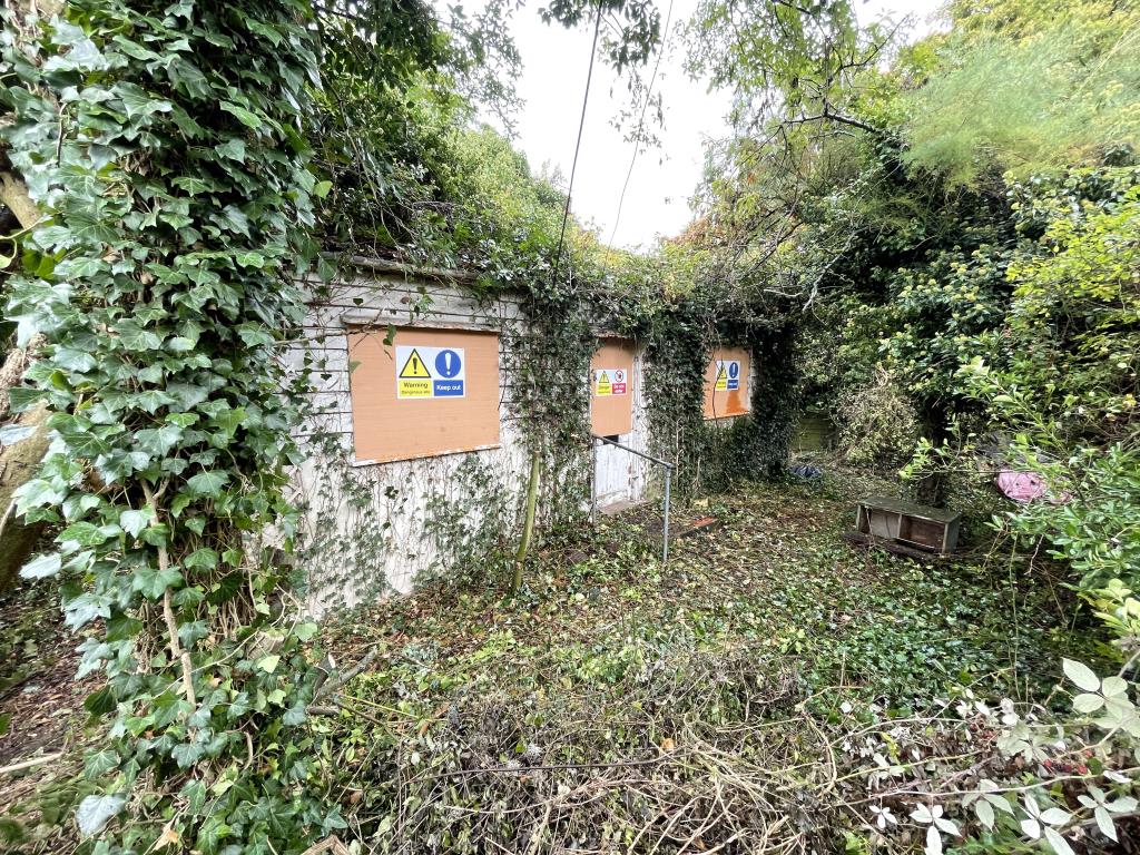 Lot: 71 - OPPORTUNITY FOR EDGE OF GREEN BELT DEVELOPMENT - outside image of building from inside front garden