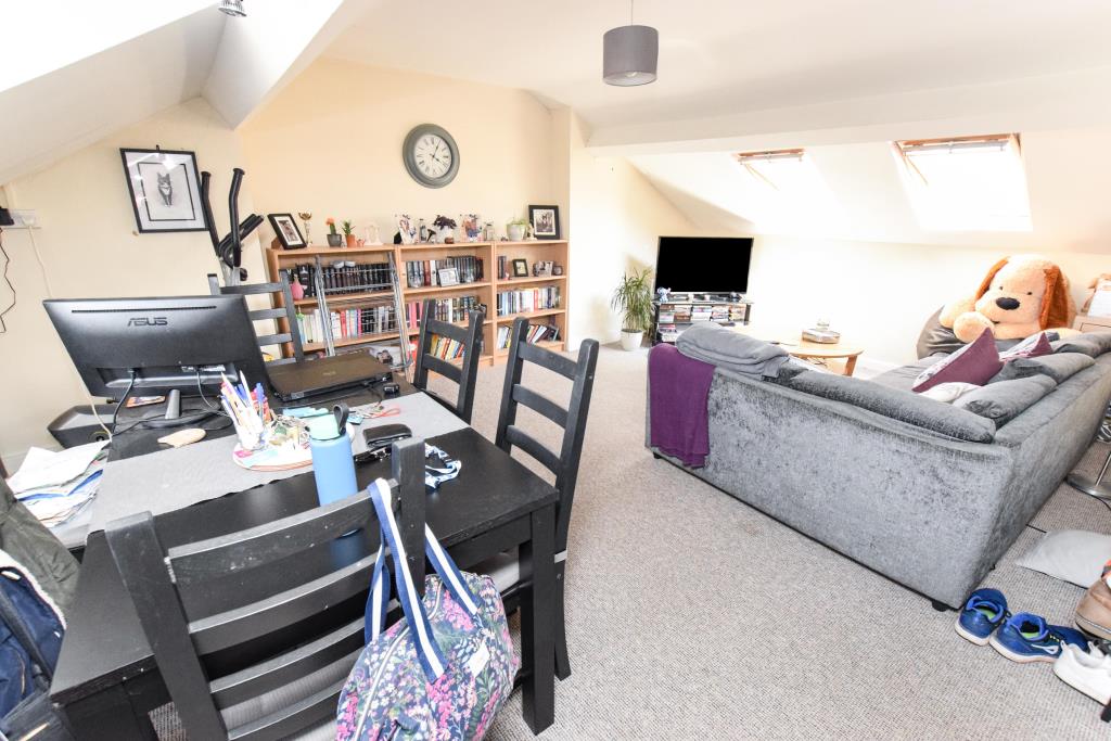 Lot: 74 - FREEHOLD INVESTMENT COMPRISING FIVE APARTMENTS WITH PARKING AND GARDENS - General view of living room flat 5