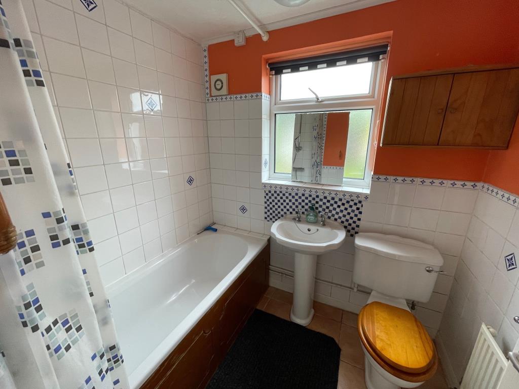 Lot: 20 - THREE-BEDROOM COTTAGE FOR IMPROVEMENT - Ground floor bathroom