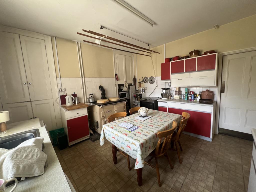 Lot: 98 - DETACHED CHARACTER PROPERTY FOR UPDATING WITH LARGE GARDEN & DEVELOPMENT POTENTIAL - General view of the kitchen