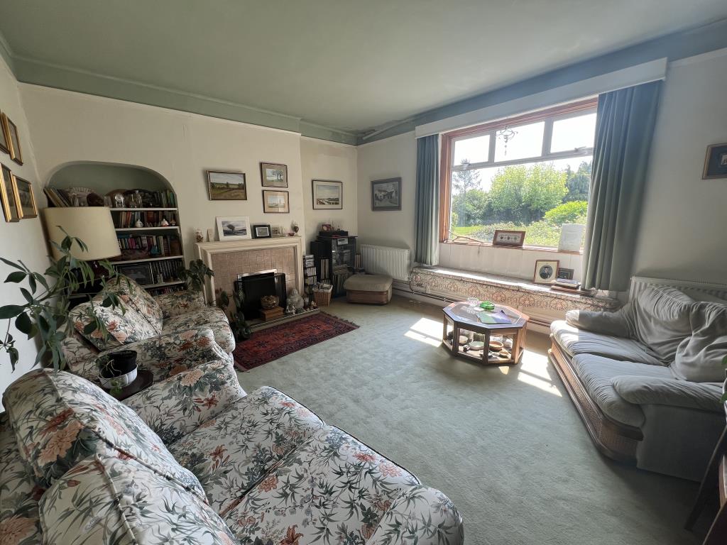 Lot: 98 - DETACHED CHARACTER PROPERTY FOR UPDATING WITH LARGE GARDEN & DEVELOPMENT POTENTIAL - General view of the rear lounge looking on to rear garden