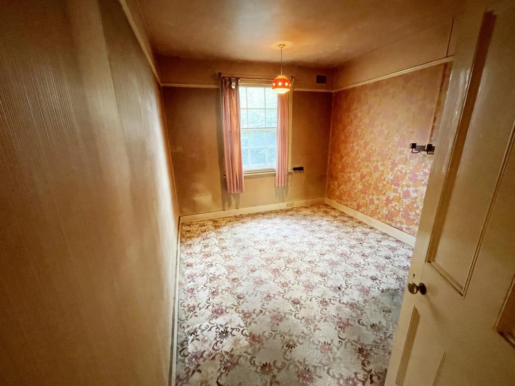 Lot: 133 - DETACHED BUNGALOW ON SIZEABLE PLOT WITH POTENTIAL - Inside image of bedroom