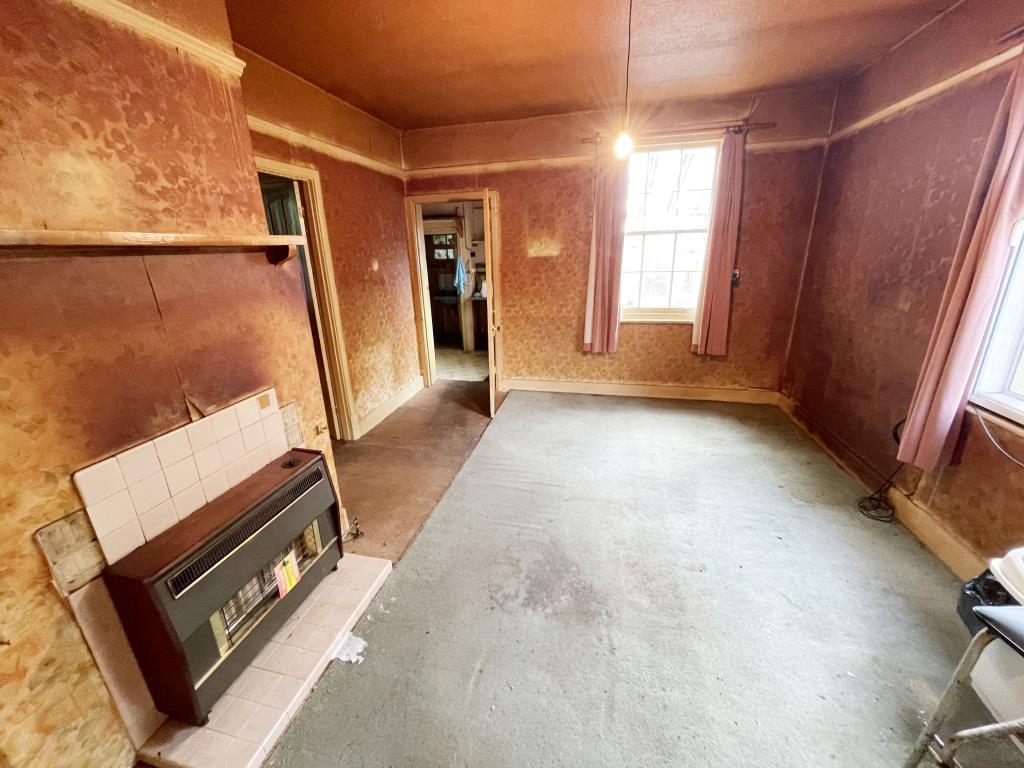 Lot: 133 - DETACHED BUNGALOW ON SIZEABLE PLOT WITH POTENTIAL - Inside image of dining area from hallway