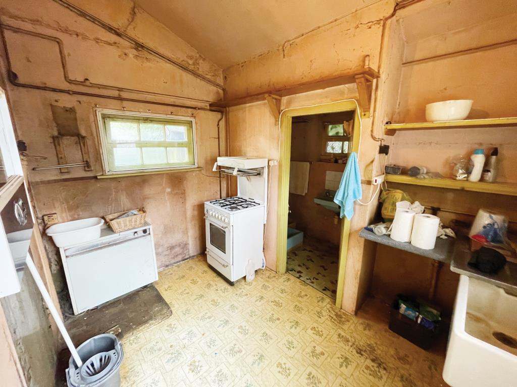 Lot: 133 - DETACHED BUNGALOW ON SIZEABLE PLOT WITH POTENTIAL - Inside image of kitchen from dining area