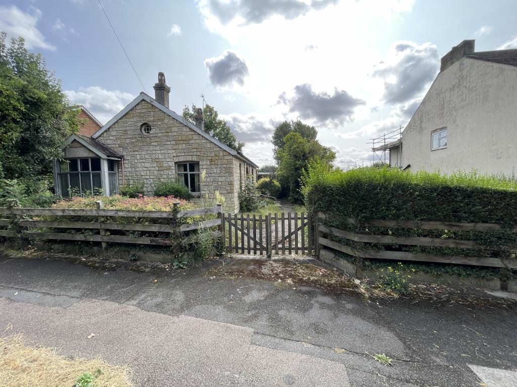 Lot: 133 - DETACHED BUNGALOW ON SIZEABLE PLOT WITH POTENTIAL - Outside image of bungalow and plot from street side