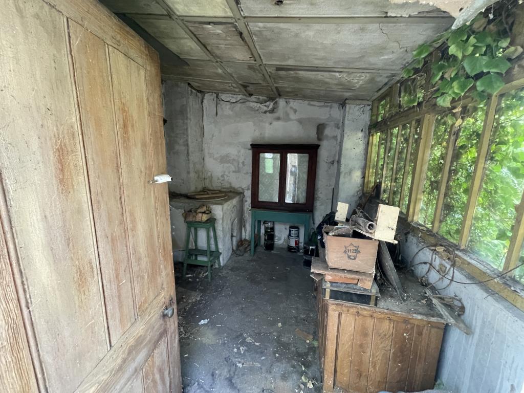 Lot: 133 - DETACHED BUNGALOW ON SIZEABLE PLOT WITH POTENTIAL - Inside image of outhouse from lean to