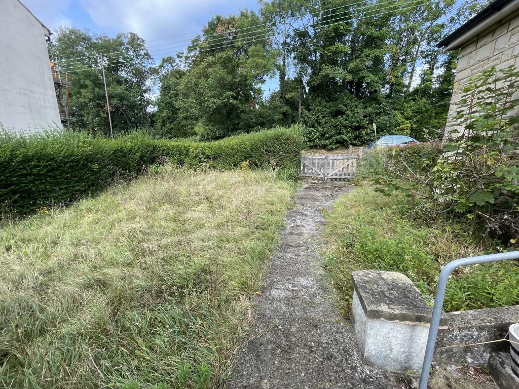 Lot: 133 - DETACHED BUNGALOW ON SIZEABLE PLOT WITH POTENTIAL - Outside image of side garden looking back towards road