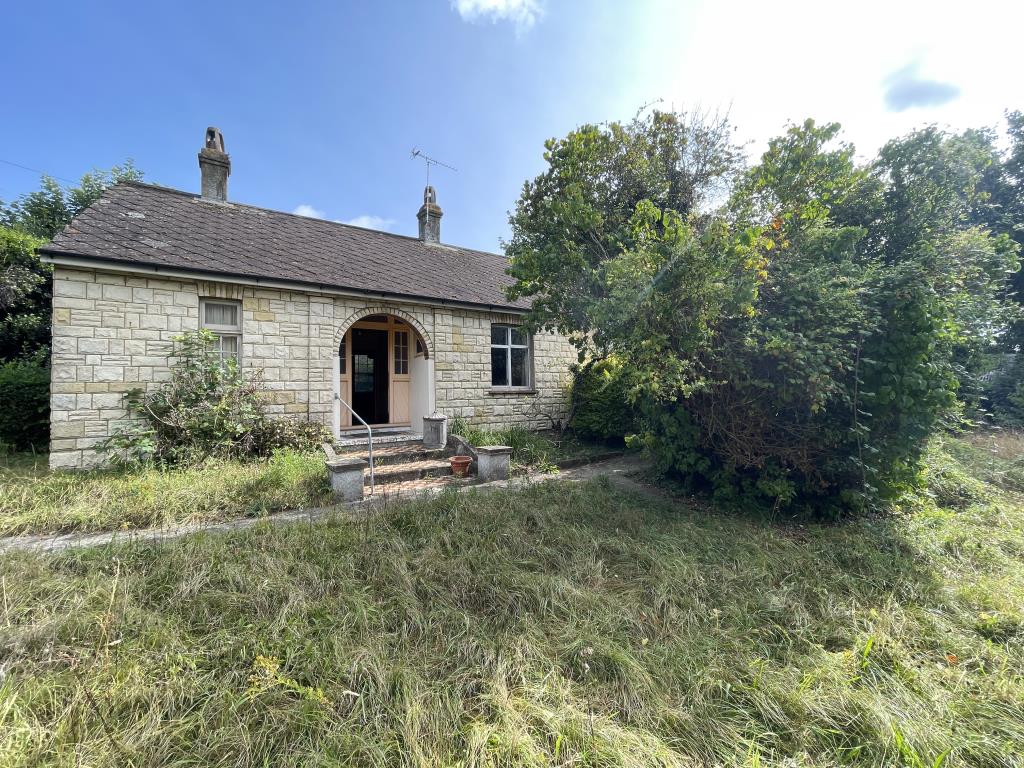 Lot: 133 - DETACHED BUNGALOW ON SIZEABLE PLOT WITH POTENTIAL - Outside image of bungalow looking from side garden plot