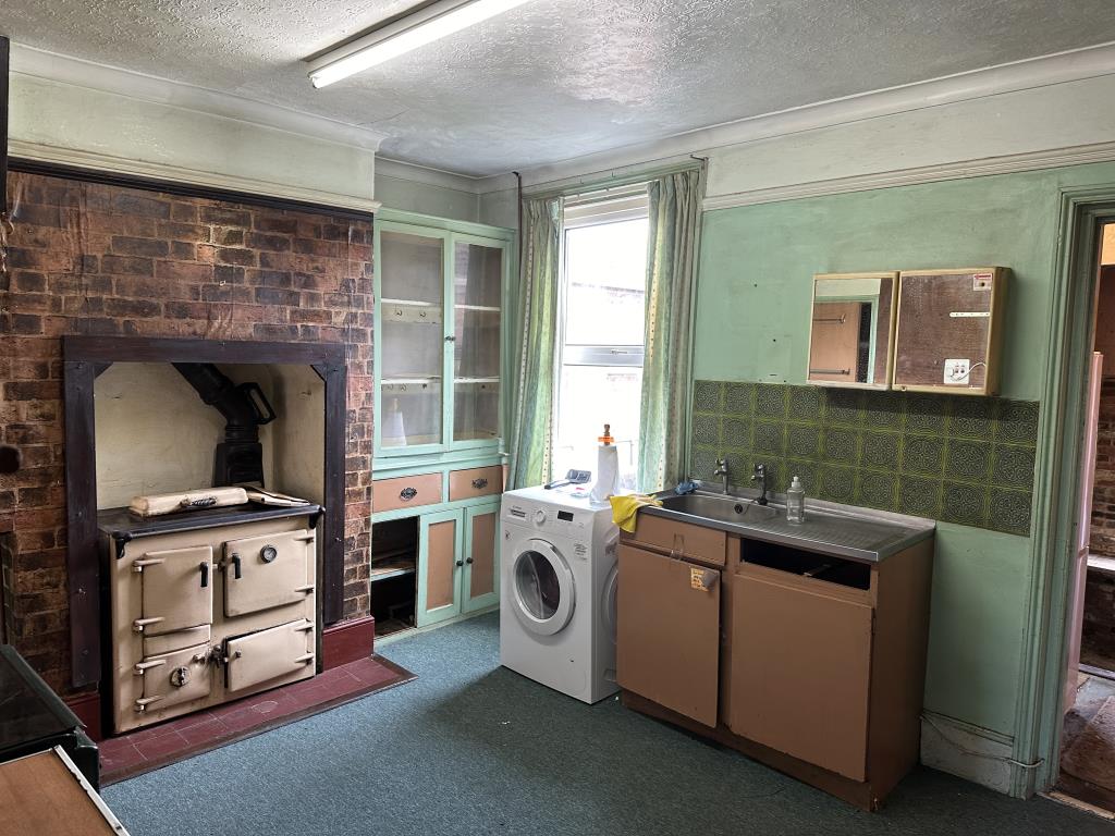 Lot: 115 - FOUR-BEDROOM SEMI-DETACHED HOUSE FOR REFURBISHMENT - Kitchen