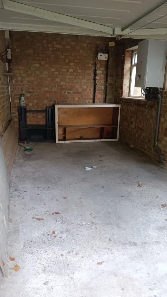 Lot: 128 - DETACHED HOUSE FOR REFURBISHMENT - Garage