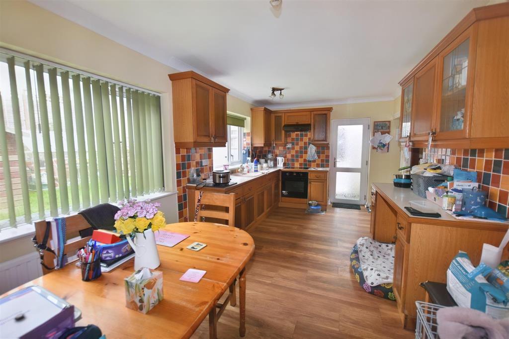 Lot: 53 - END-TERRACE HOUSE FOR IMPROVEMENT - Kitchen/dining room