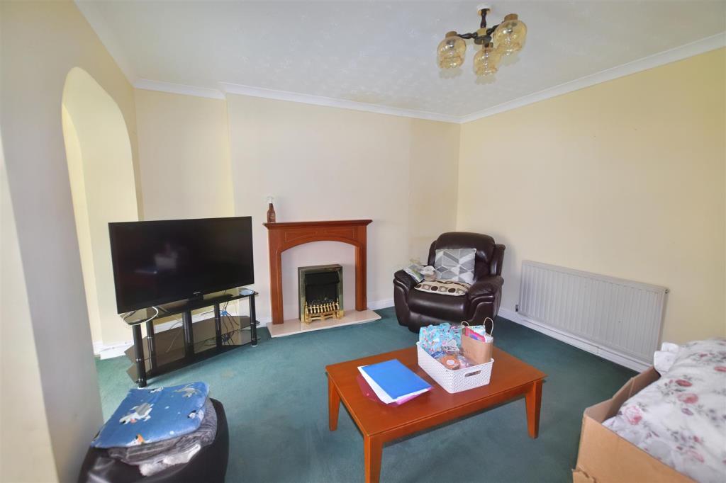 Lot: 53 - END-TERRACE HOUSE FOR IMPROVEMENT - Living room