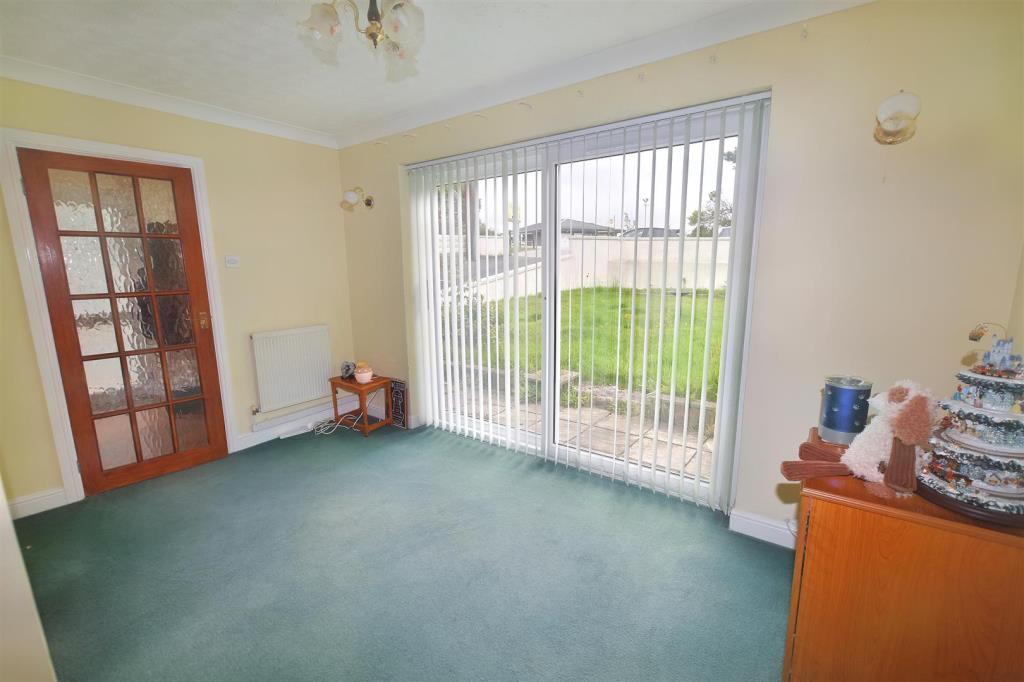 Lot: 53 - END-TERRACE HOUSE FOR IMPROVEMENT - Further room with double doors leading to garden