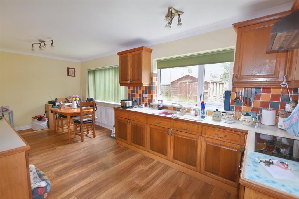 Lot: 53 - END-TERRACE HOUSE FOR IMPROVEMENT - Alternative view of kitchen/dining room